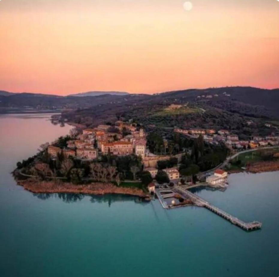 Вилла Il Borgo Antico Monte del Lago Экстерьер фото